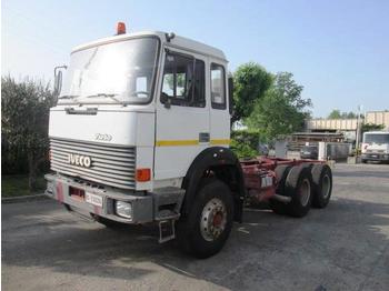 Cab chassis truck IVECO 330.36 6X4: picture 1