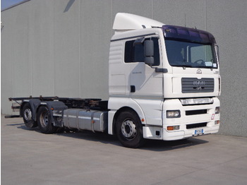 Container transporter/ Swap body truck MAN TGA 26.430: picture 1