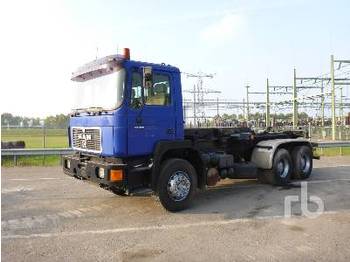 Container transporter/ Swap body truck Man 33.372 6X4: picture 1