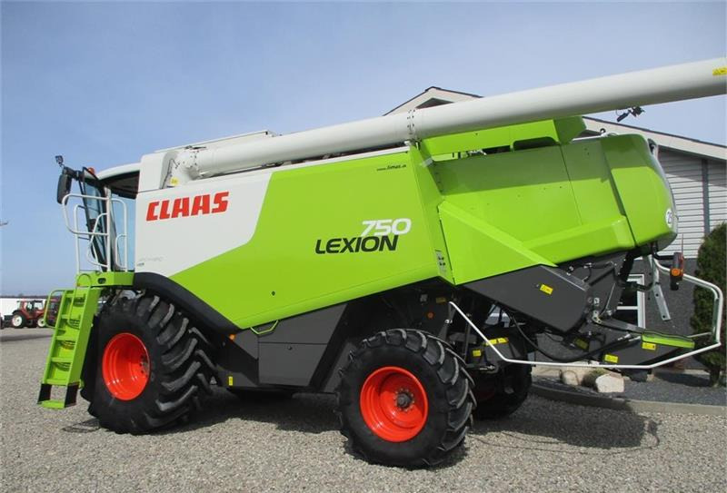 Combine harvester CLAAS LEXION 750 Gårdmaskine med valgfrit skærebord V900