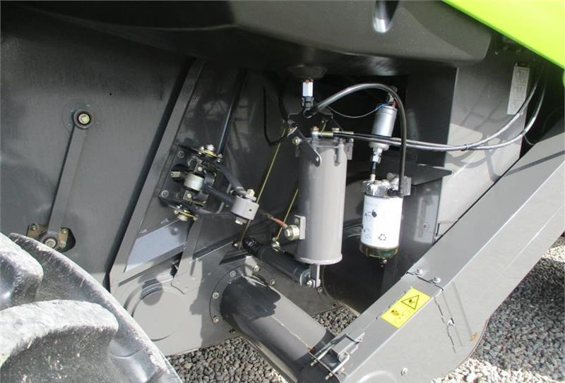 Combine harvester CLAAS LEXION 750 Gårdmaskine med valgfrit skærebord V900