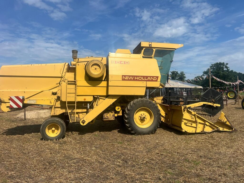 Combine harvester NEW HOLLAND 8040 harvester