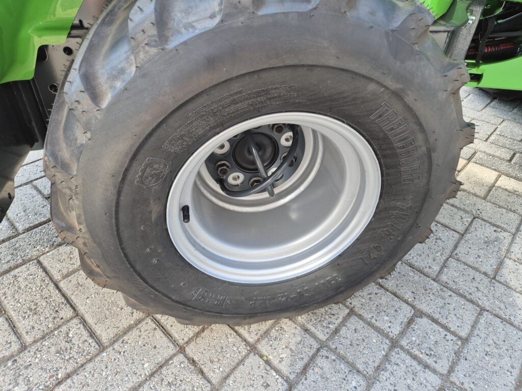 Compact loader AVANT 735I