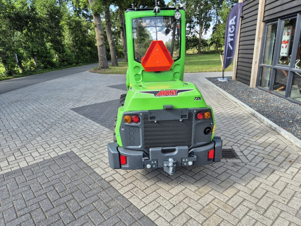 Compact loader AVANT 735I