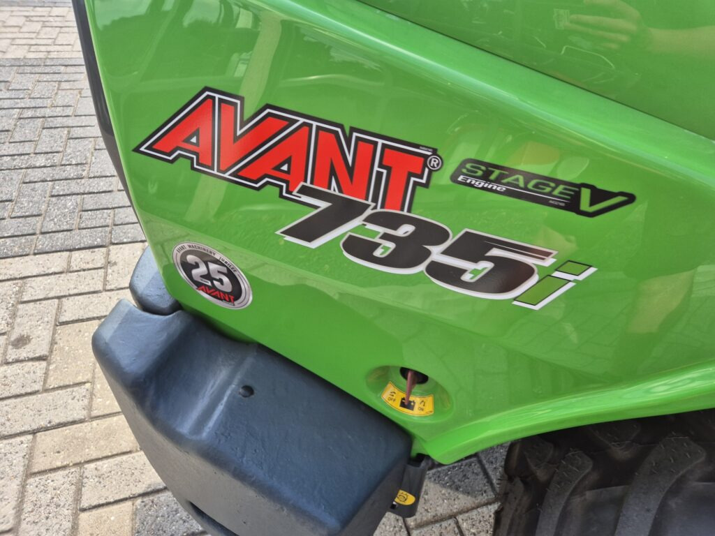Compact loader AVANT 735I