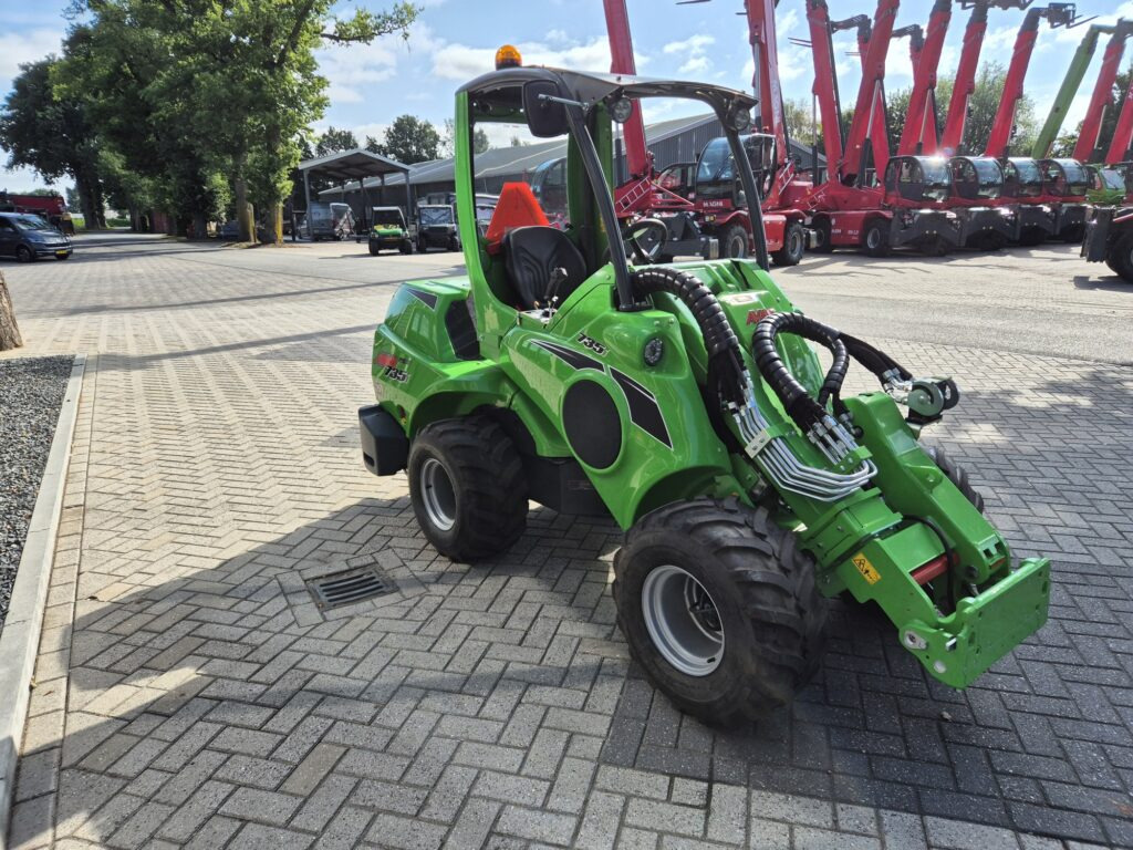 Compact loader AVANT 735I