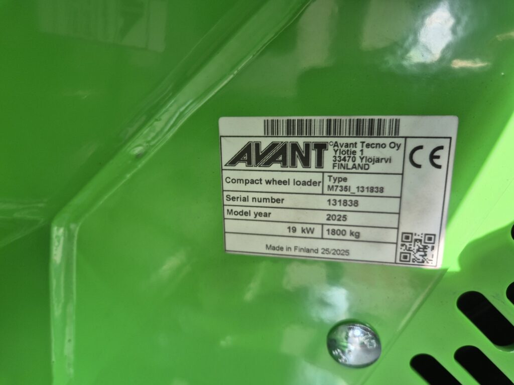 Compact loader AVANT 735I