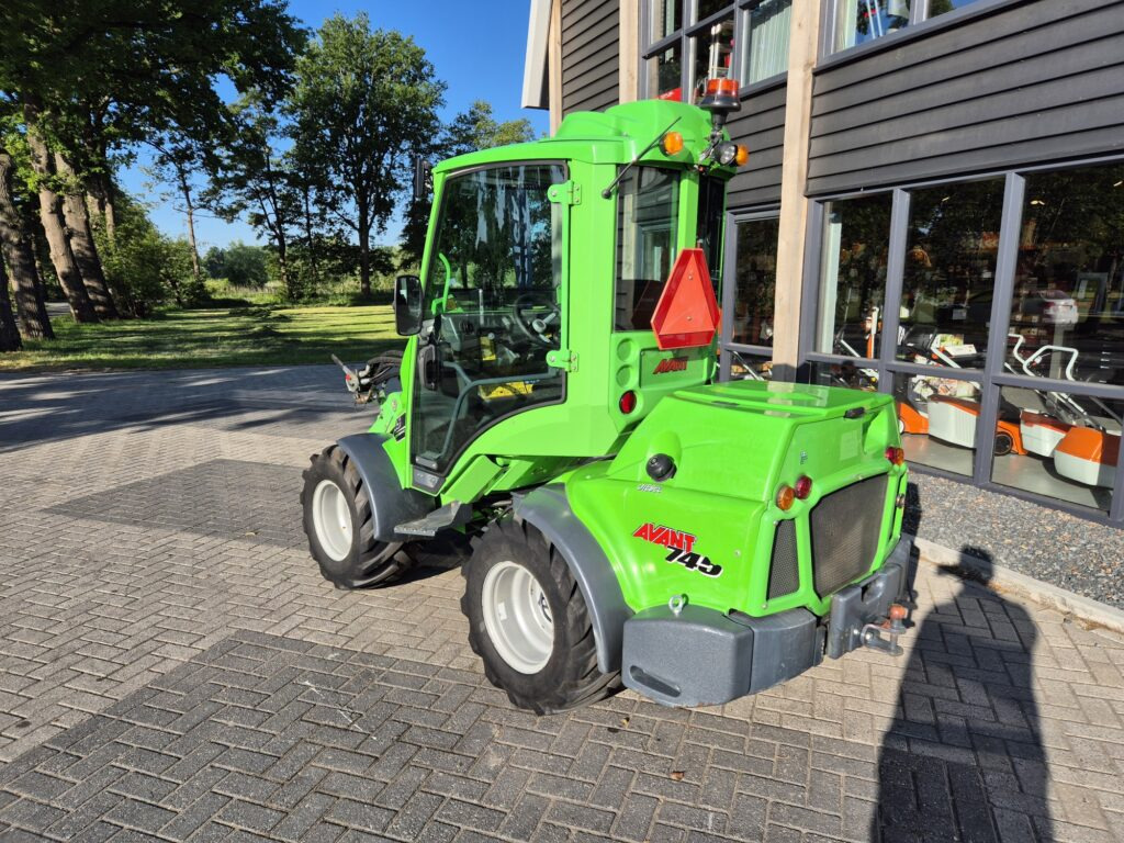 Compact loader AVANT 745 optidrive