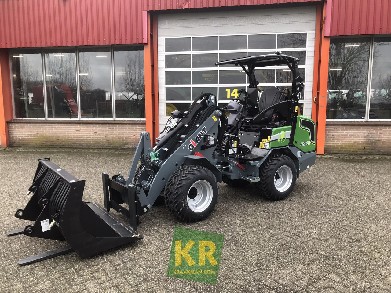 Compact loader G2700E Giant