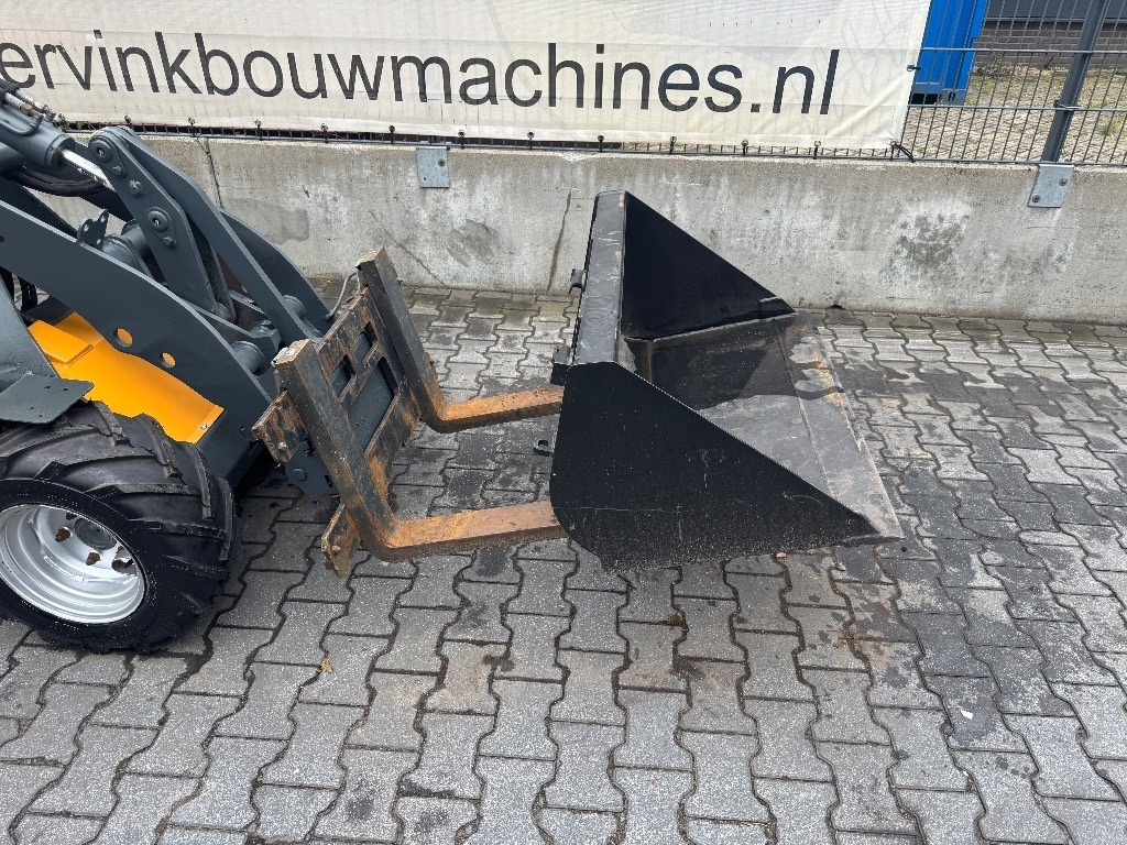Compact loader GiANT B204SW