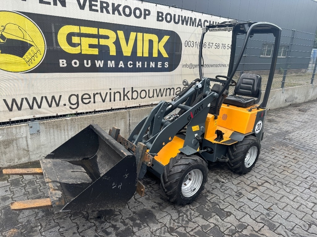 Compact loader GiANT B204SW