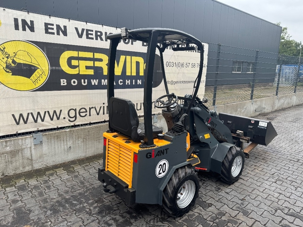 Compact loader GiANT B204SW