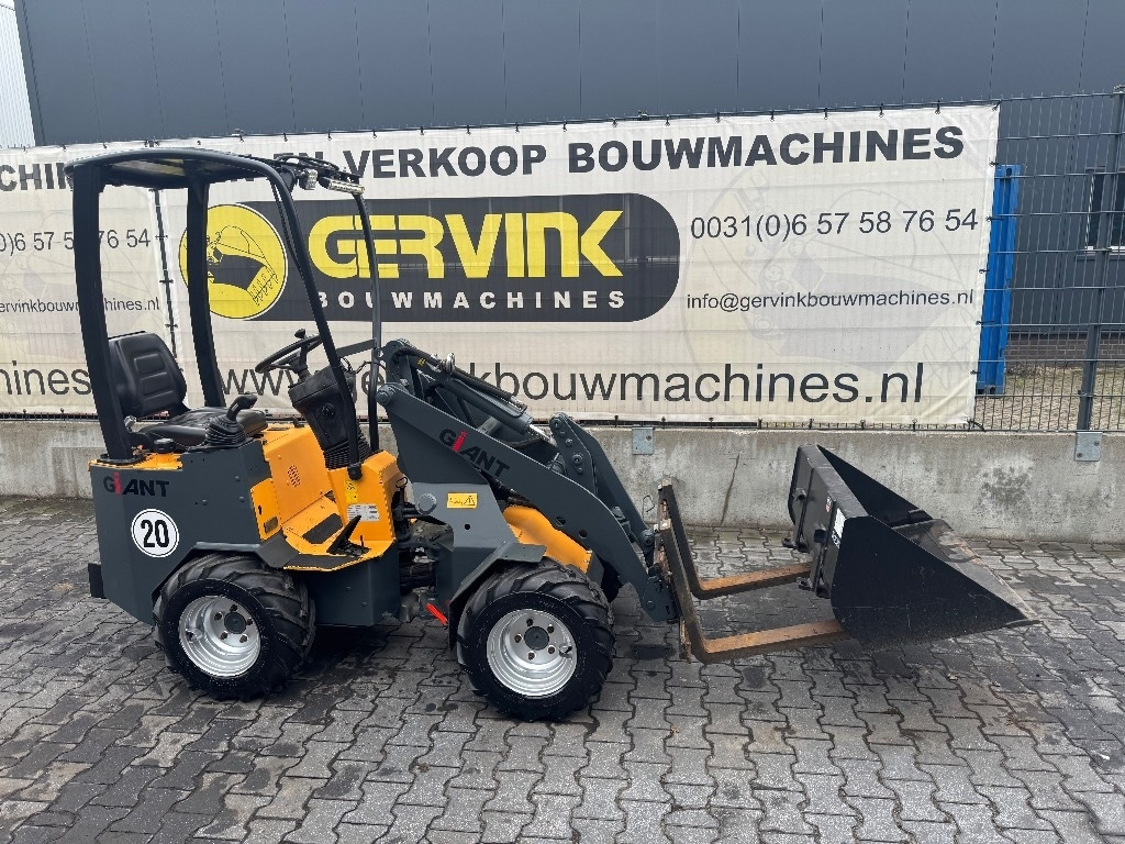 Compact loader GiANT B204SW