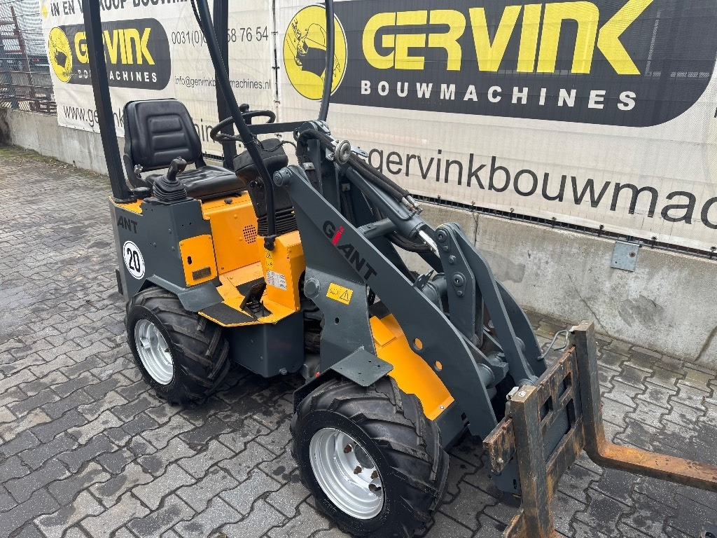 Compact loader GiANT B204SW