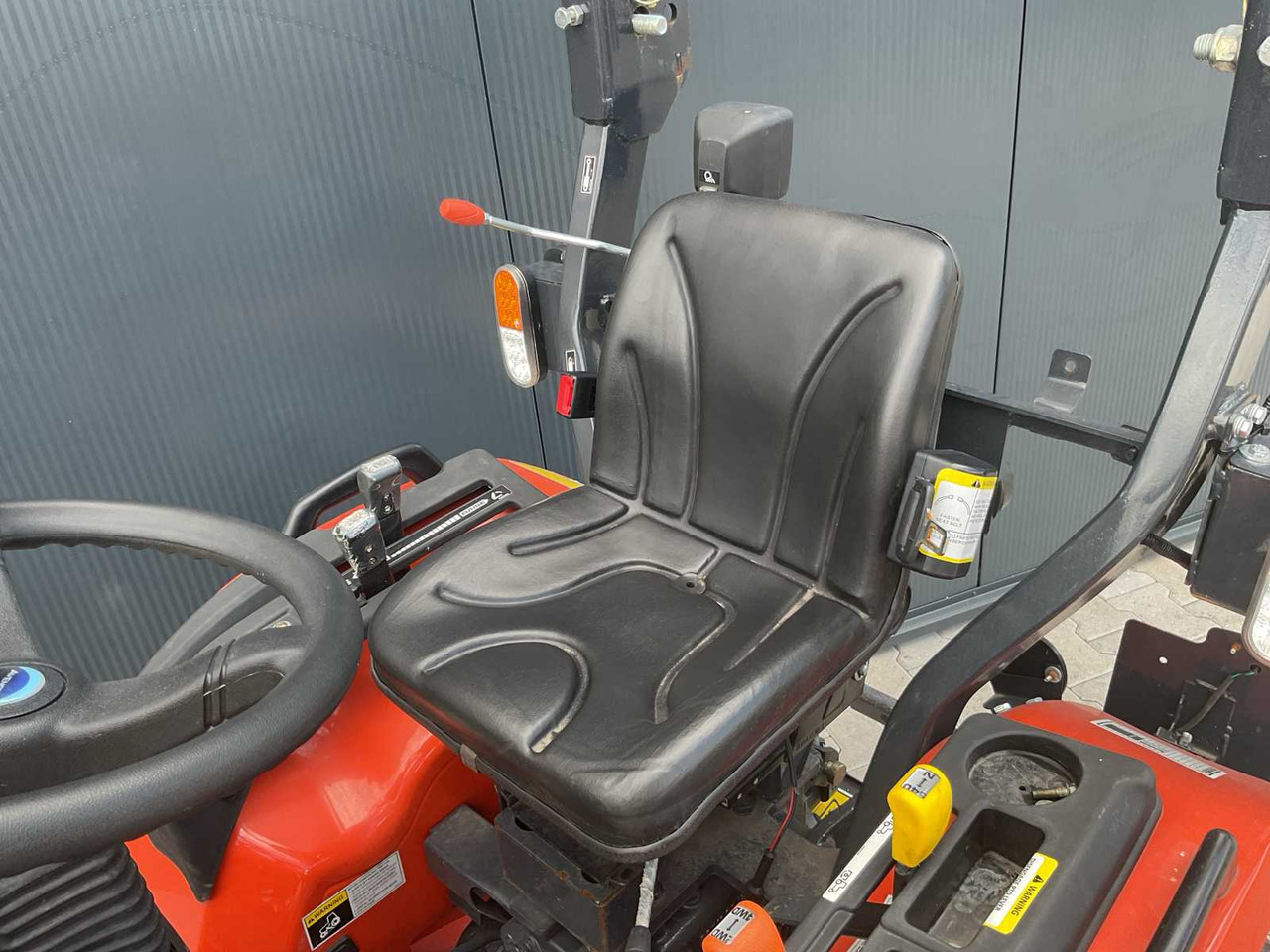 Compact tractor Avenger