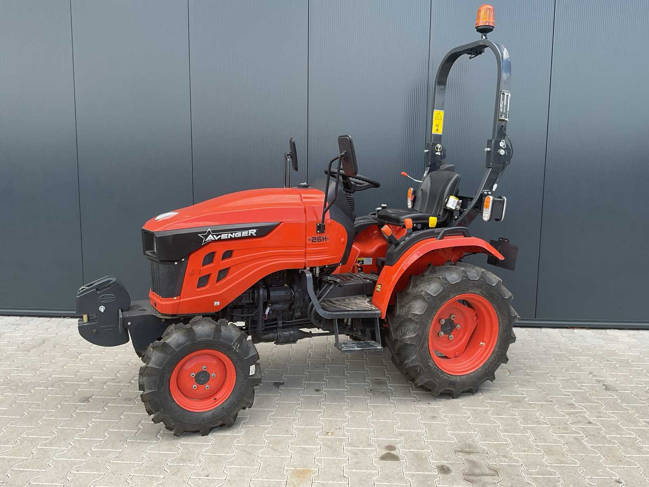 Compact tractor Avenger
