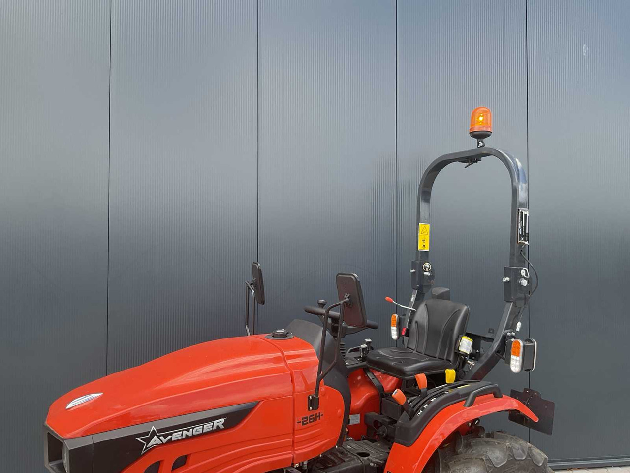 Compact tractor Avenger