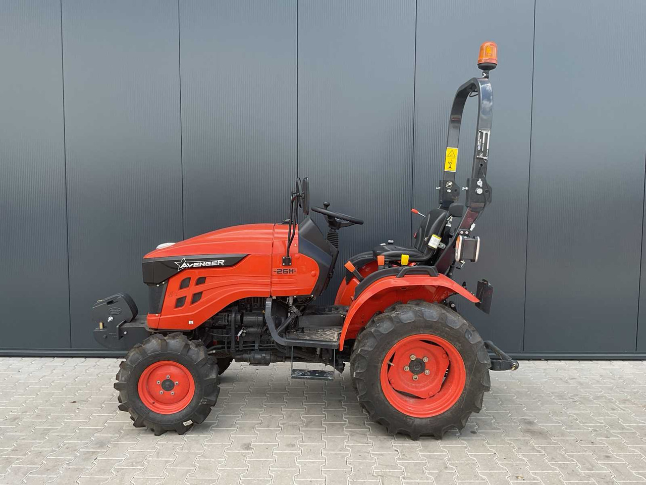 Compact tractor Avenger