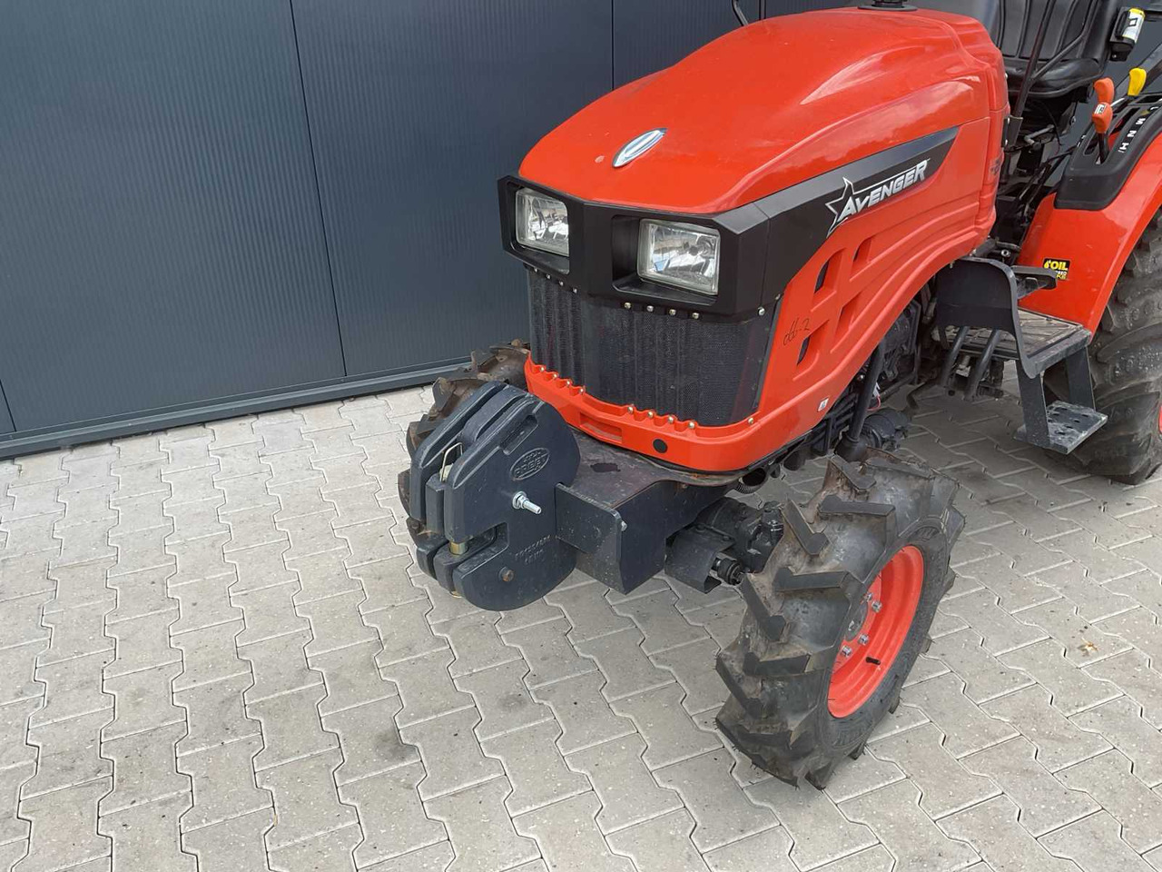 Compact tractor Avenger