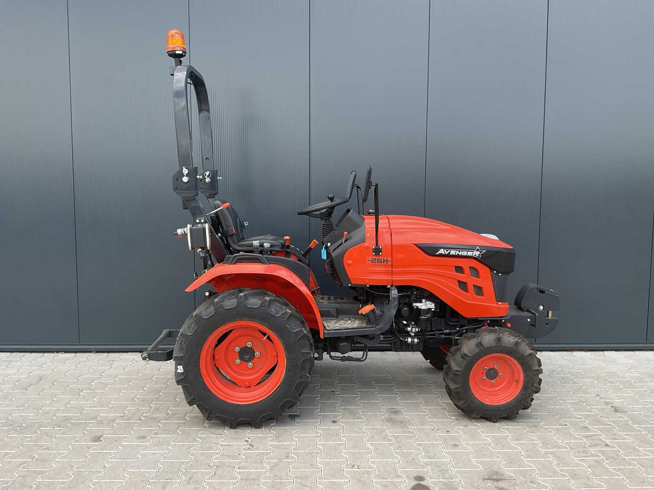 Compact tractor Avenger