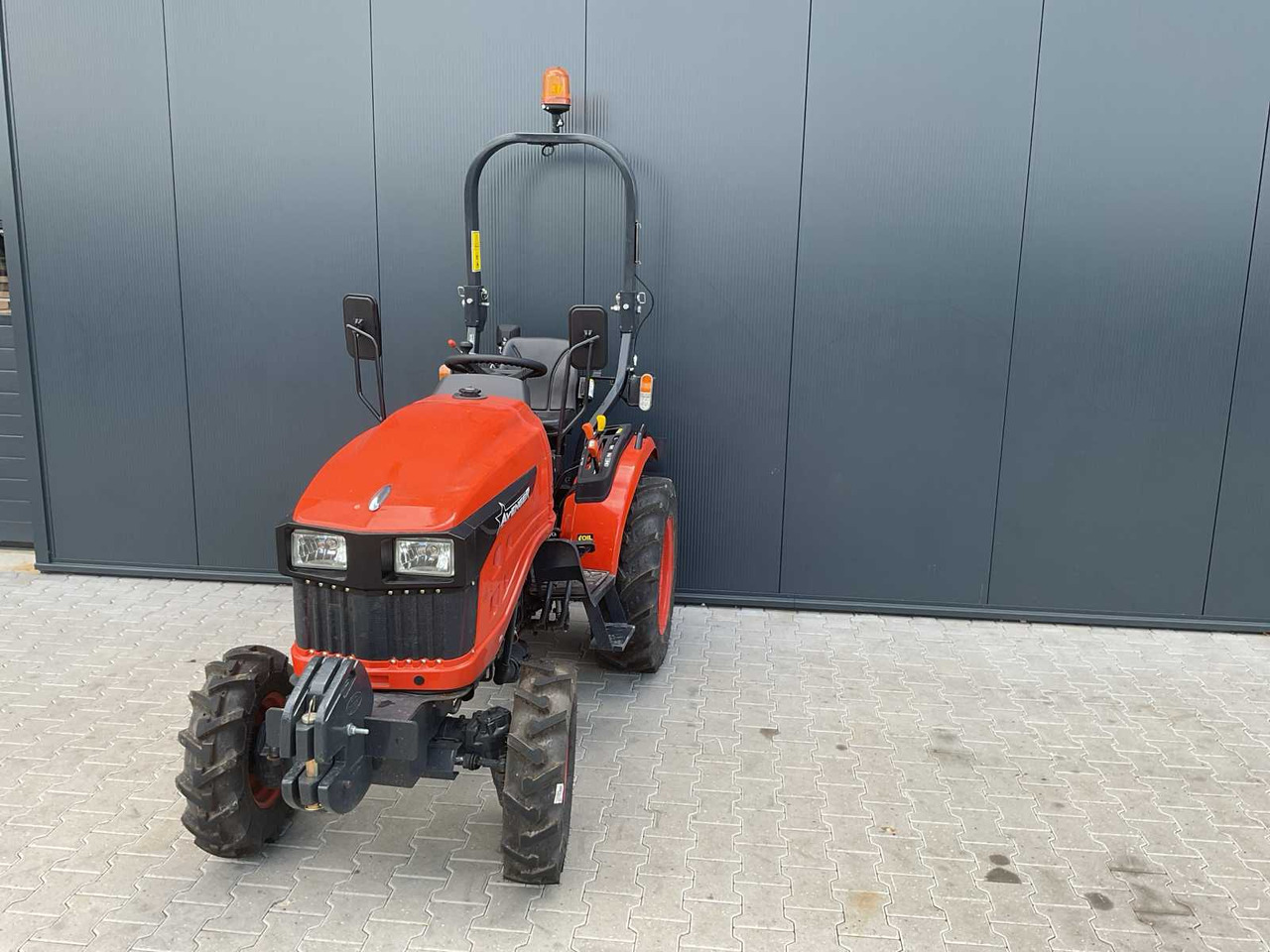Compact tractor Avenger