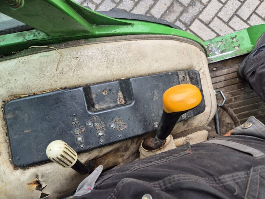 Compact tractor JOHN DEERE 2520