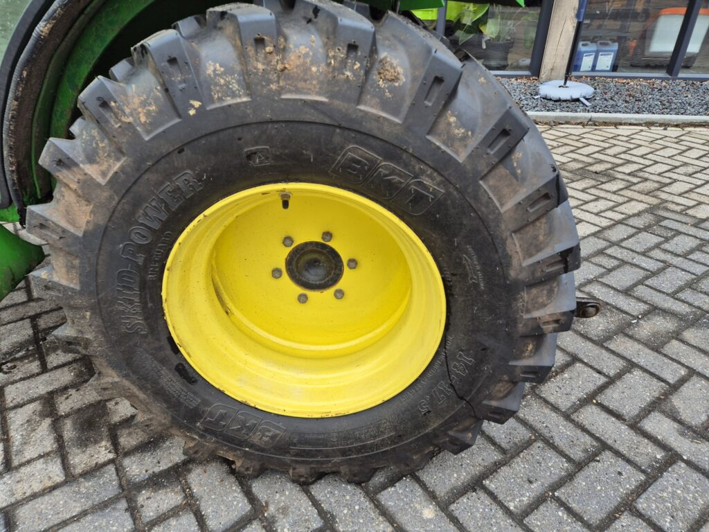 Compact tractor JOHN DEERE 2520
