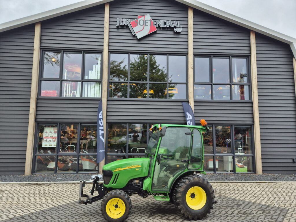 Compact tractor JOHN DEERE 2520