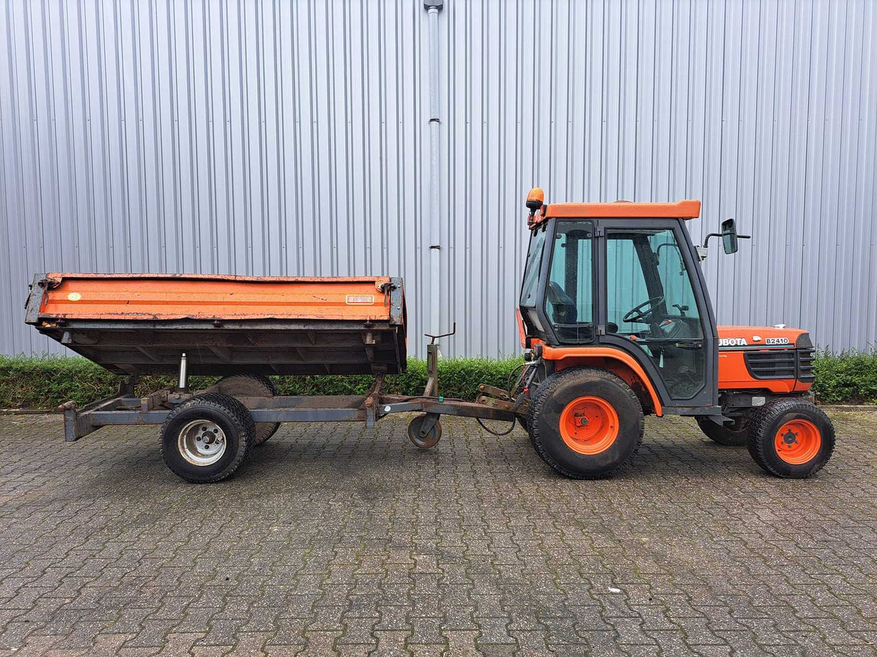 Compact tractor Kubota B4