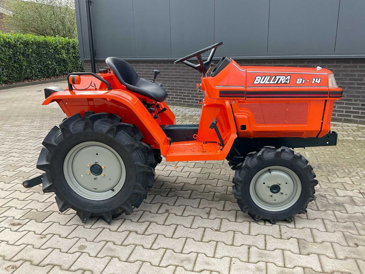 Compact tractor Kubota Bulltra B1-14DT