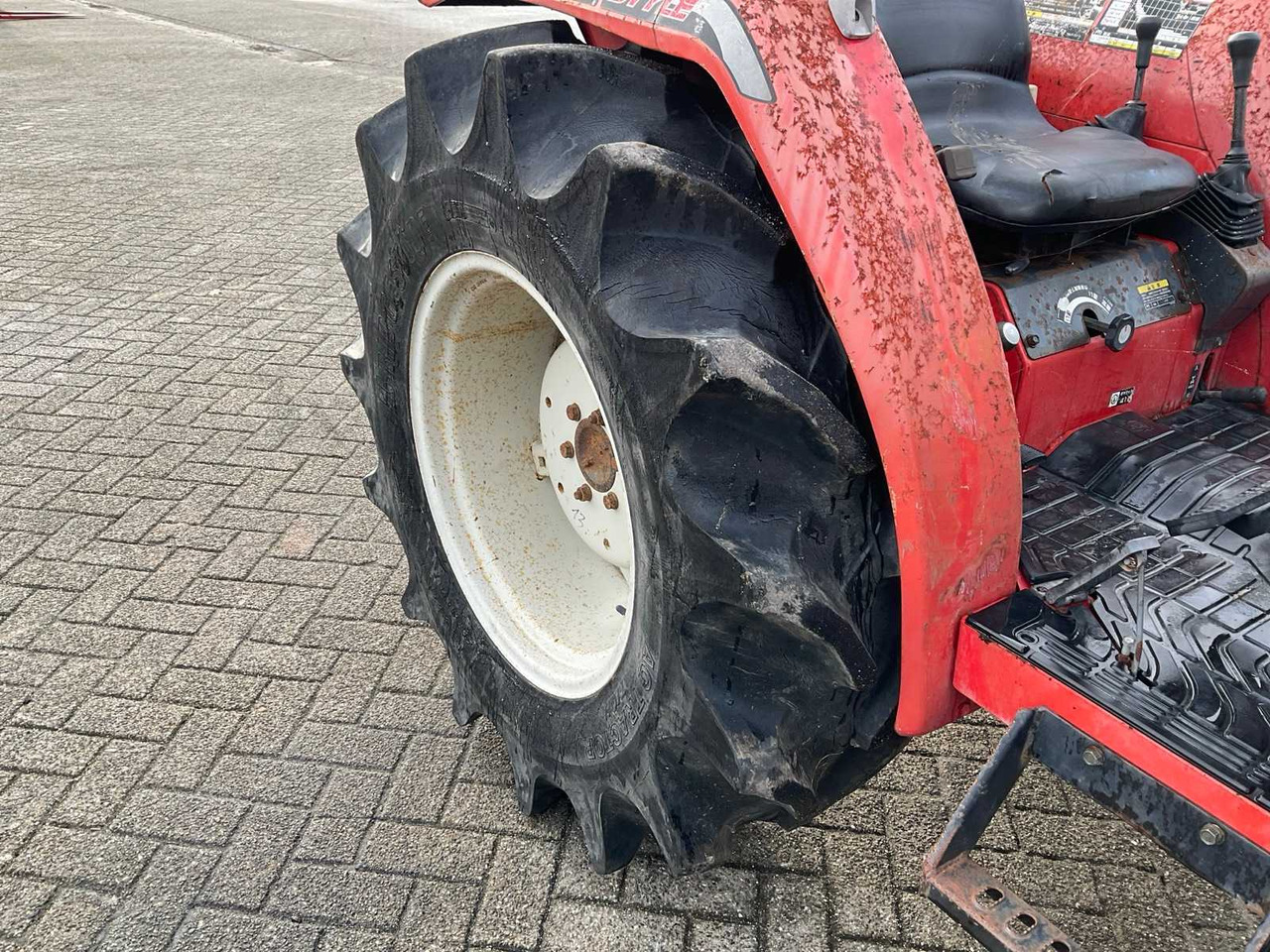Compact tractor Mitsubishi MT331
