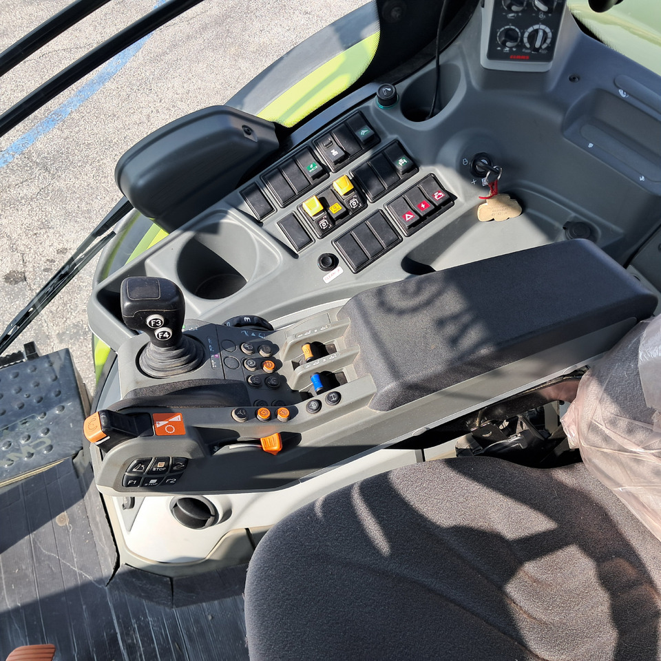 Farm tractor CLAAS AXION 810