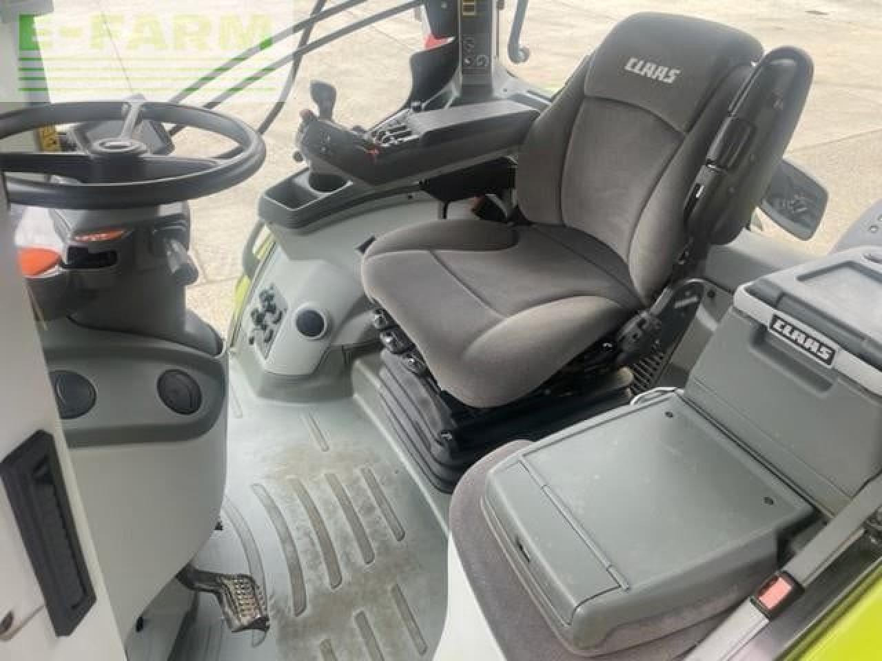 Farm tractor CLAAS AXION 830