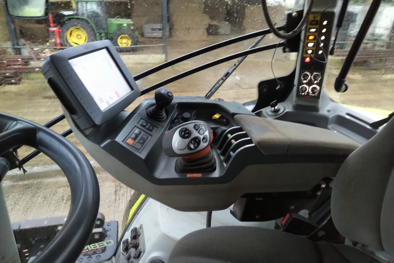 Farm tractor CLAAS AXION 850