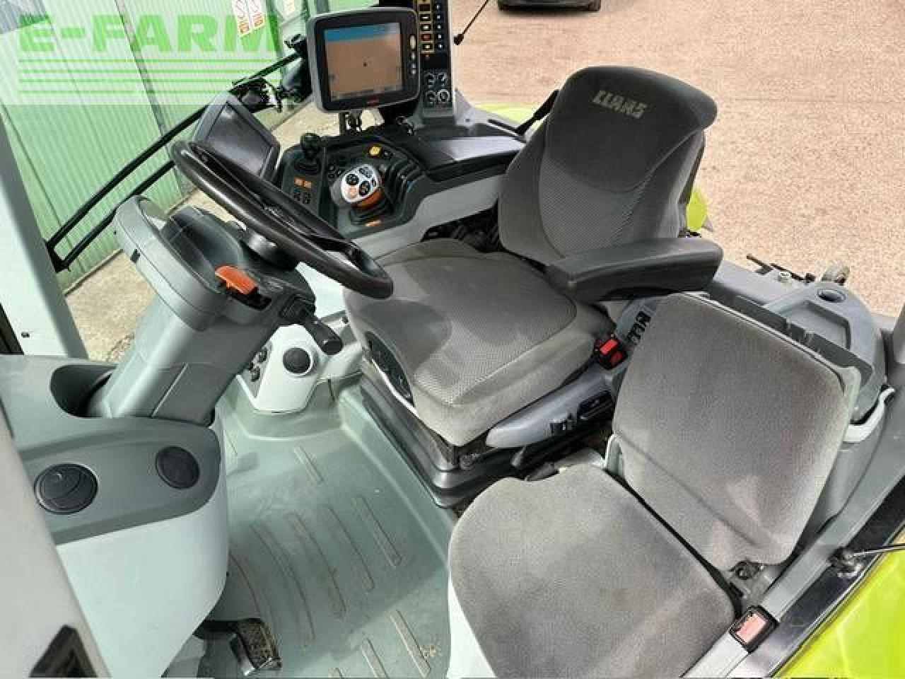 Farm tractor CLAAS AXION 870