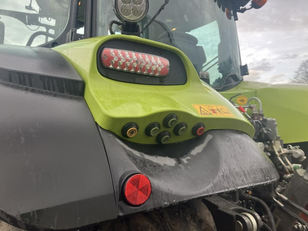 Farm tractor CLAAS AXION 870 CMATIC