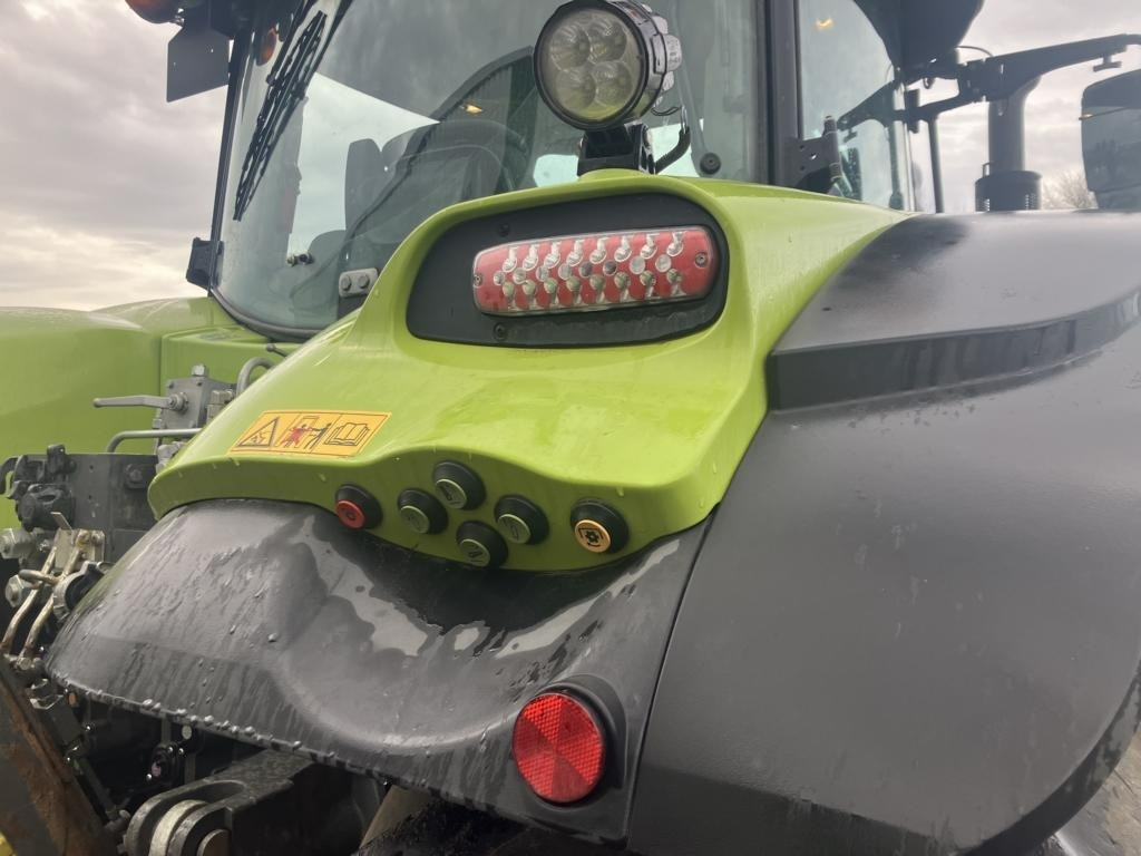Farm tractor CLAAS AXION 870 CMATIC