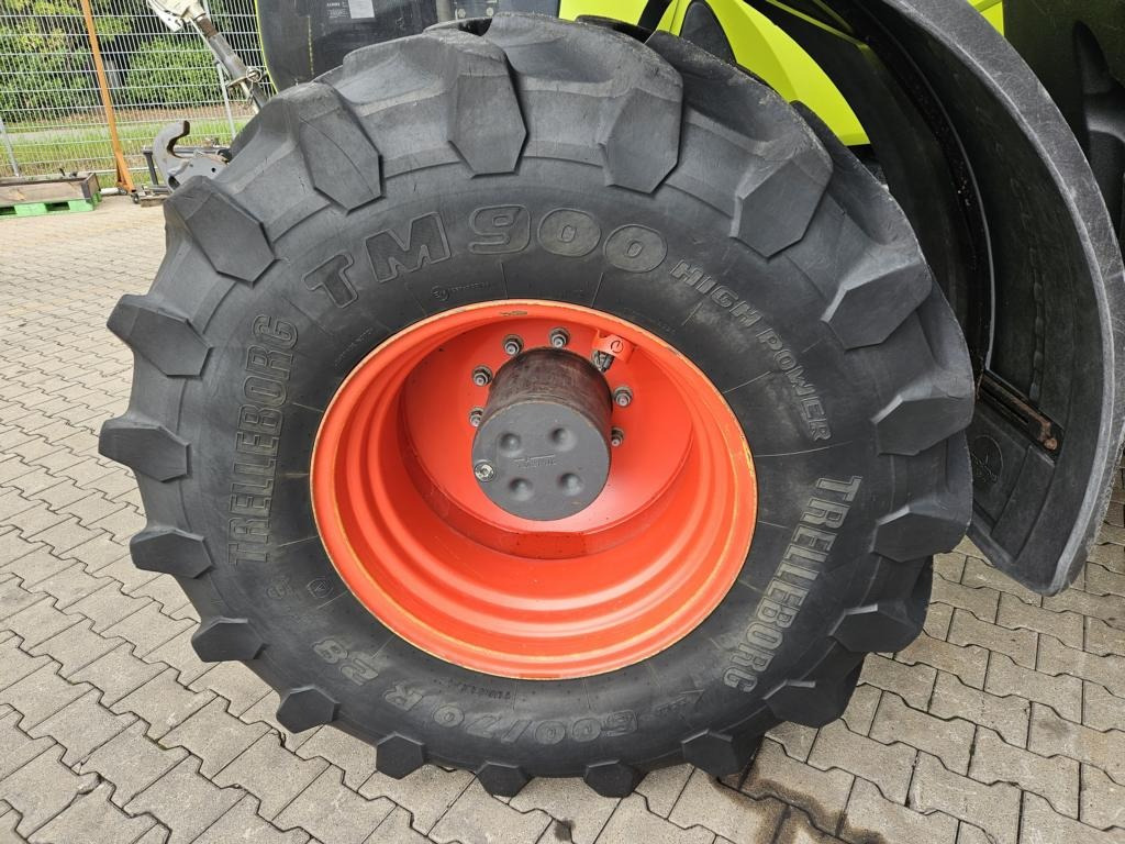 Farm tractor CLAAS AXION 870 CMATIC