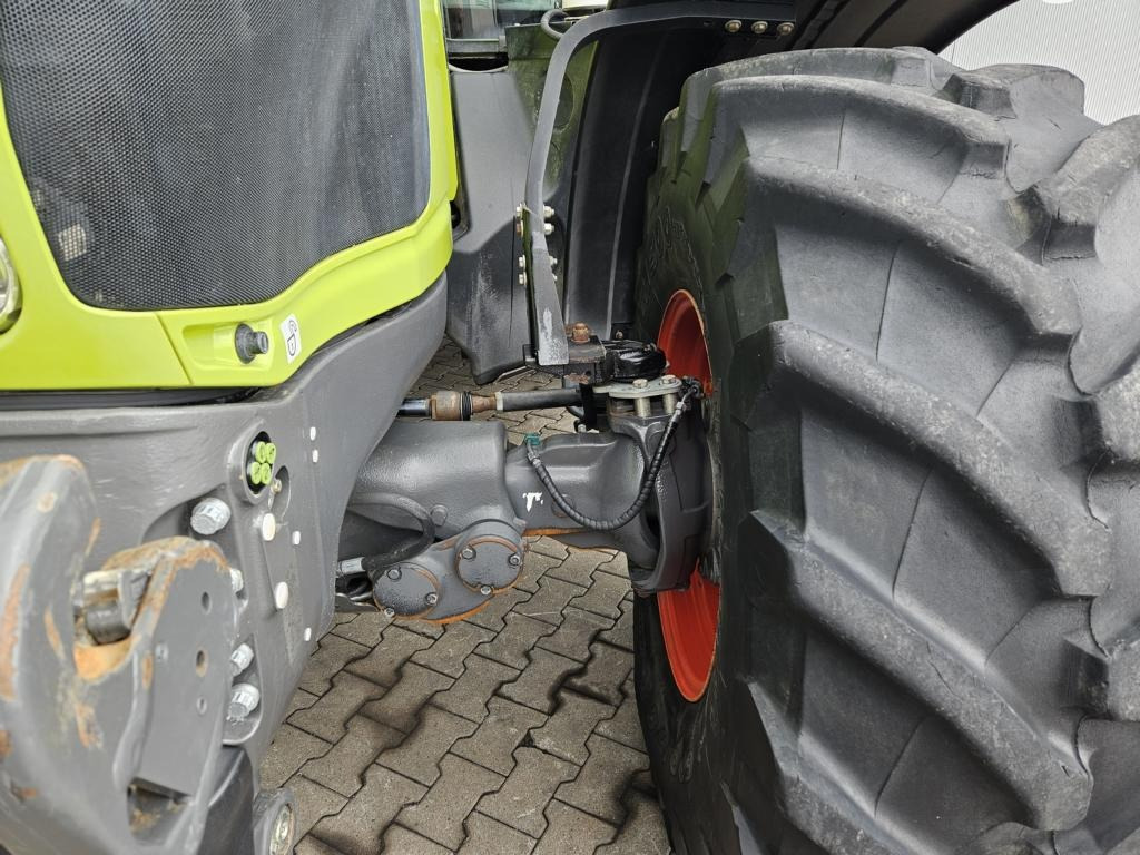 Farm tractor CLAAS AXION 870 CMATIC
