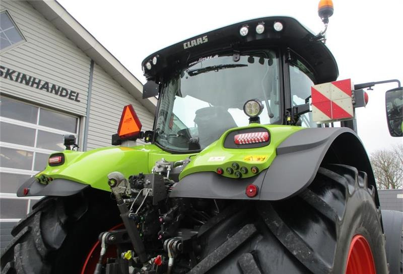 Farm tractor CLAAS AXION 870 CMATIC med frontlift og front PTO, GPS