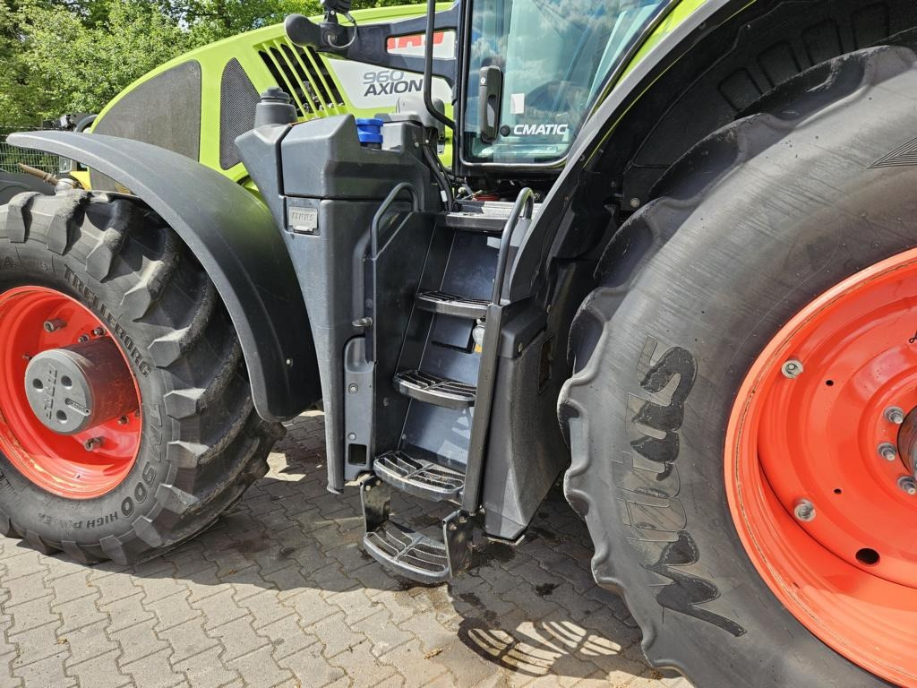 Farm tractor CLAAS AXION 960