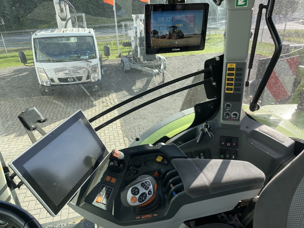 Farm tractor CLAAS Arion 660 CMATIC