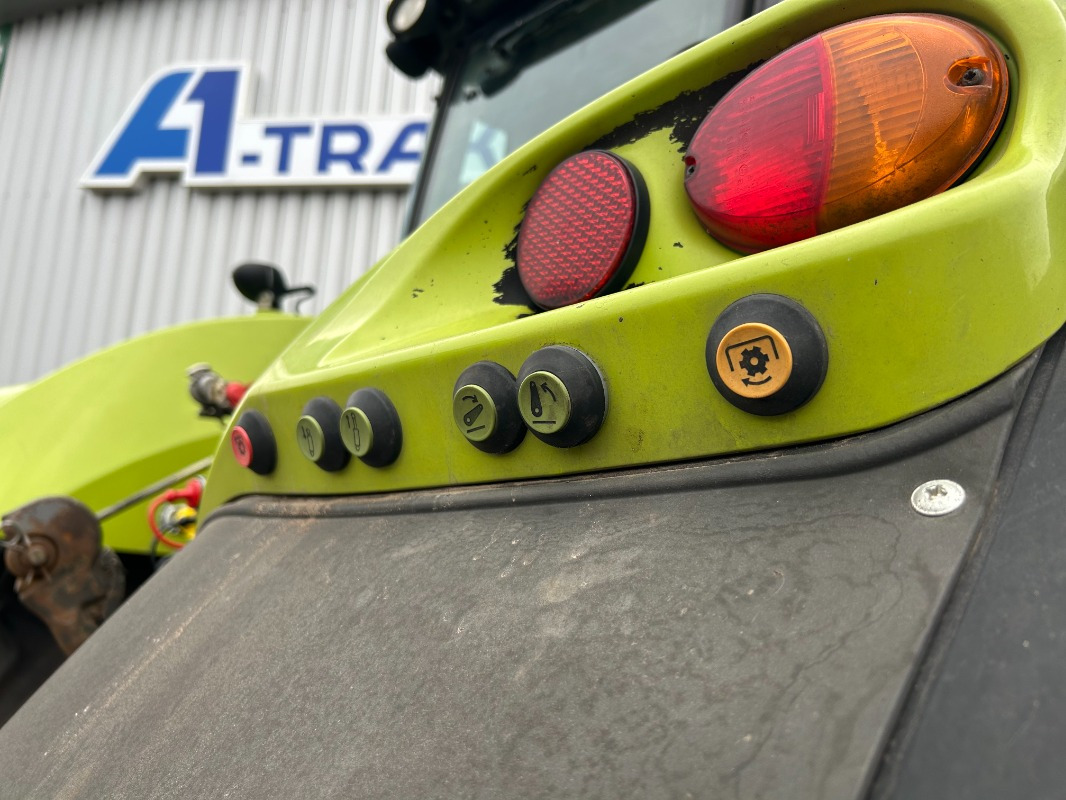 Farm tractor CLAAS Axion 810