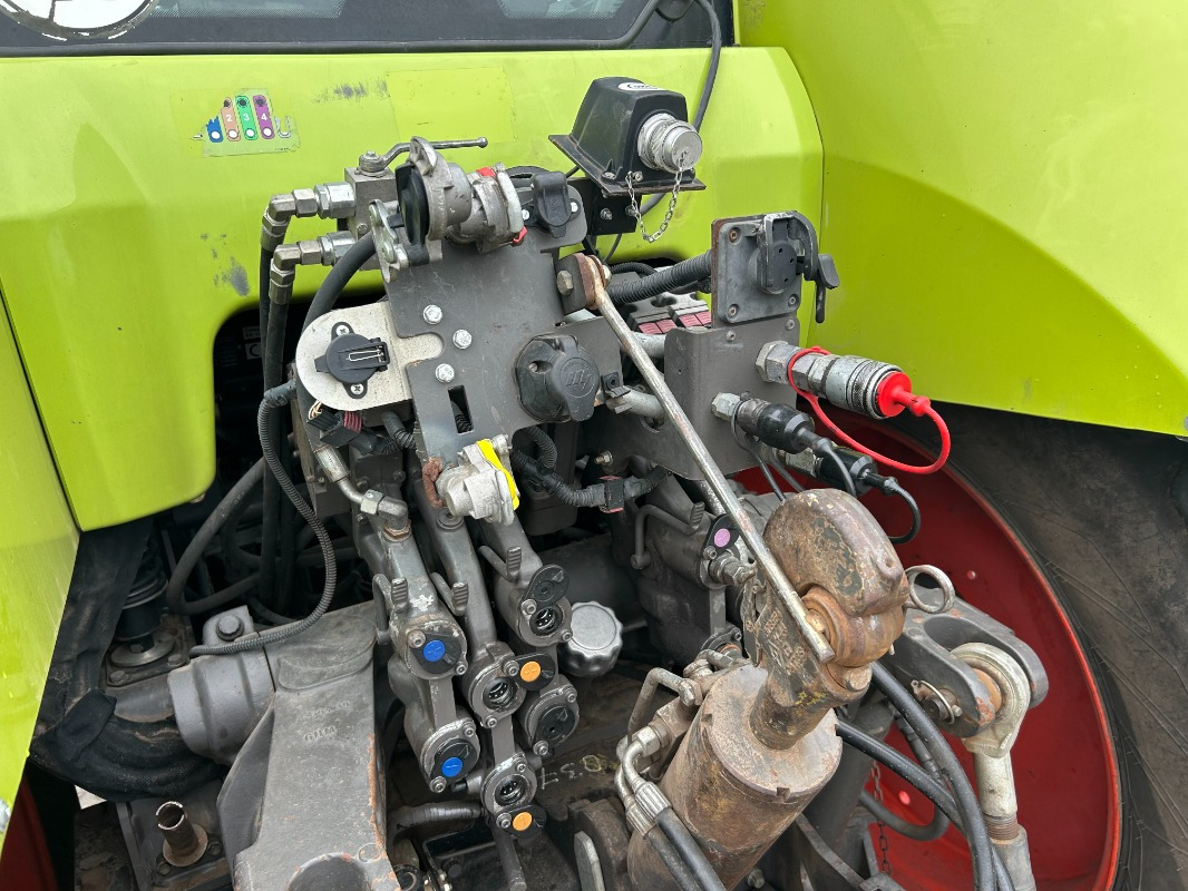 Farm tractor CLAAS Axion 810