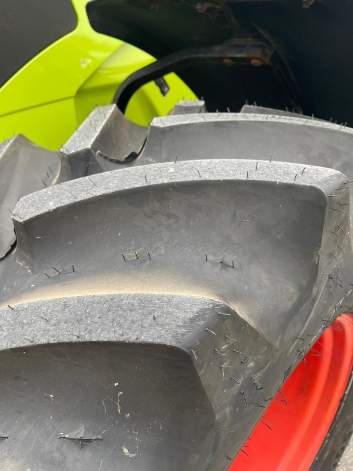 Farm tractor CLAAS Axion 840 CIS Hexashift