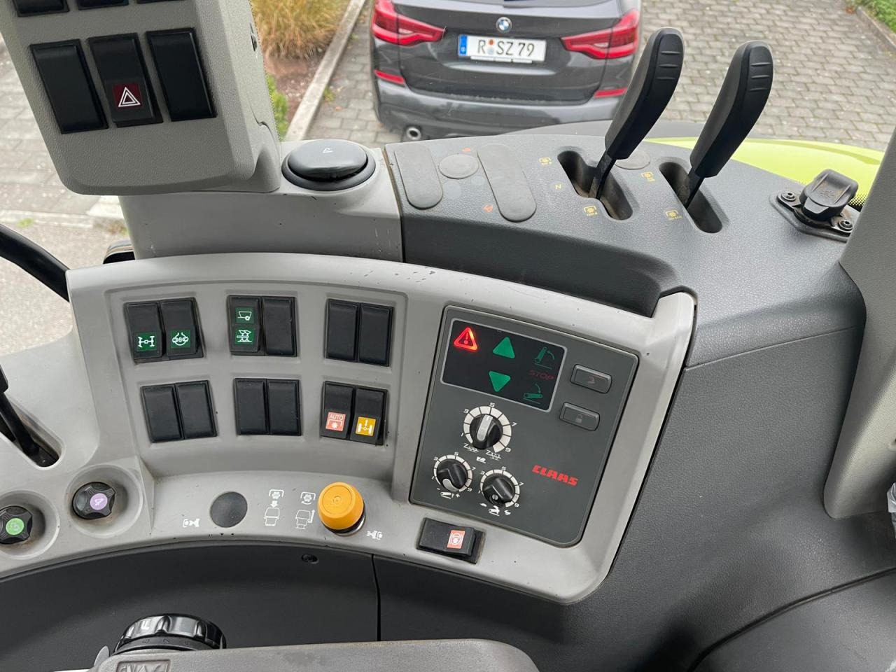 Farm tractor CLAAS Axion 840 CIS Hexashift