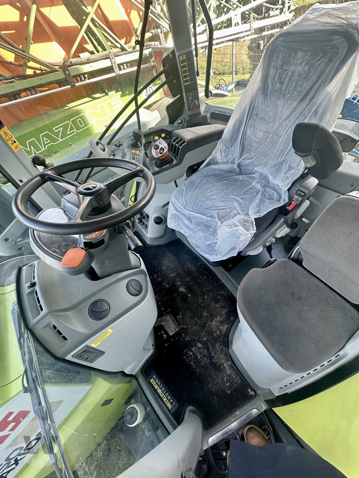 Farm tractor CLAAS Axion 850