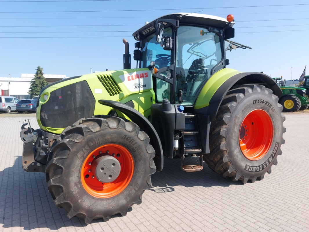 Farm tractor CLAAS Axion 850