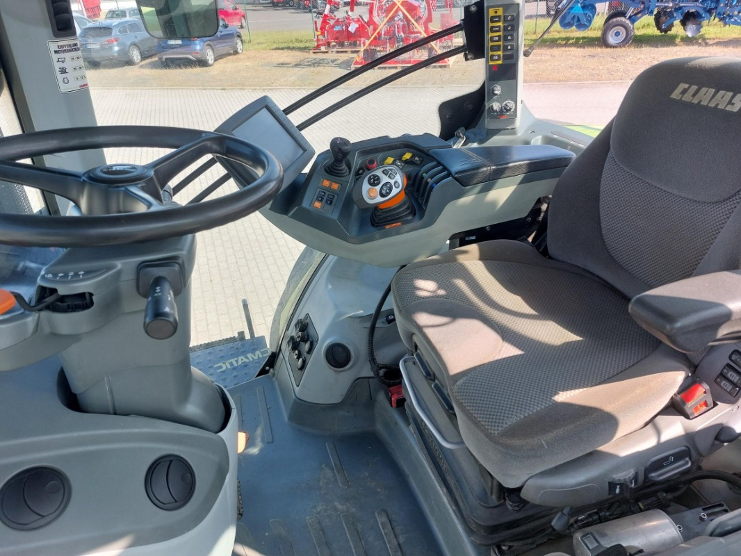 Farm tractor CLAAS Axion 850