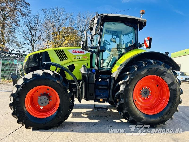 Farm tractor CLAAS Axion 870